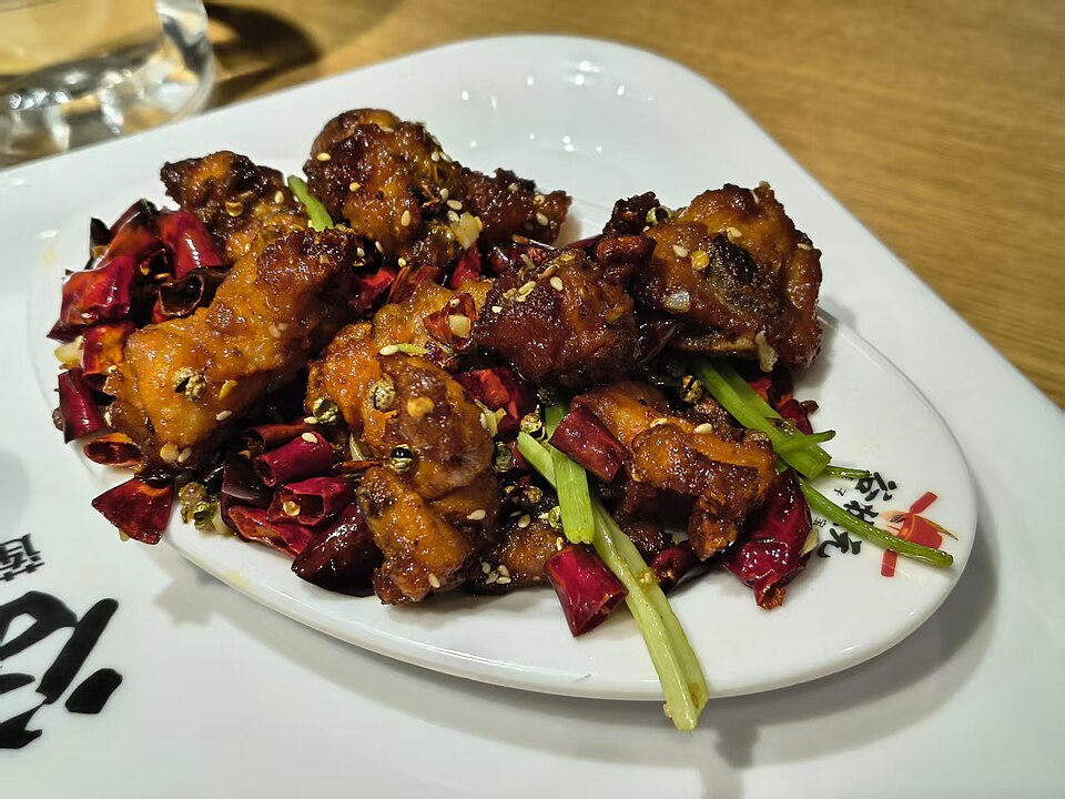 家常临沂炒鸡成品，酱色鸡块配青椒
