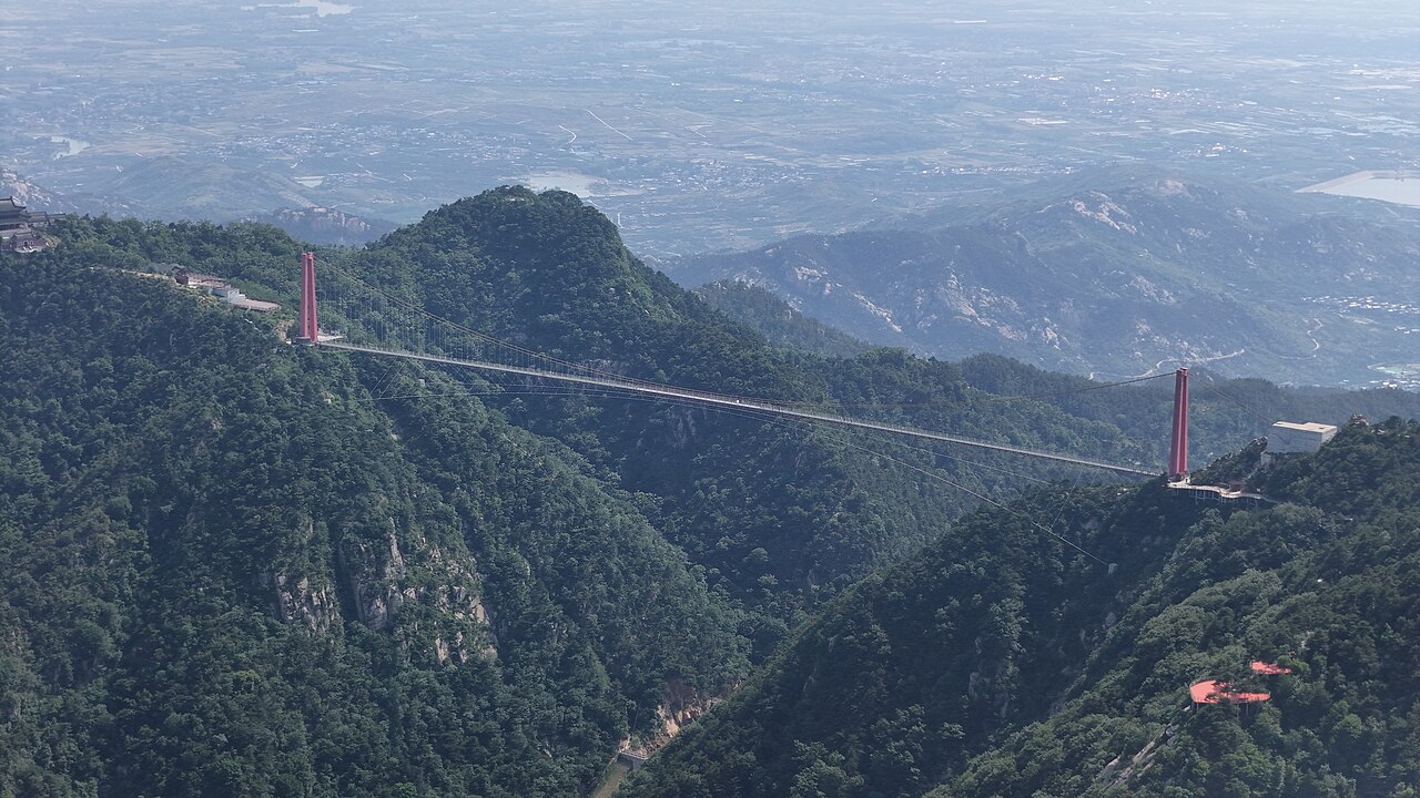 沂蒙山天蒙旅游区的山景与索桥，来临沂吃炒鸡可顺路游玩