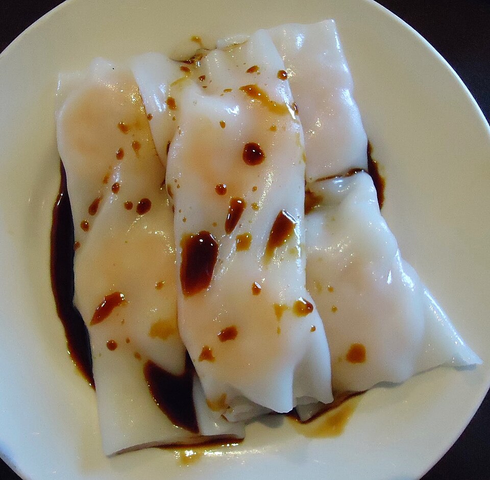 中式餐桌上的菜品摆设，体现临沂人围桌吃炒鸡的场景